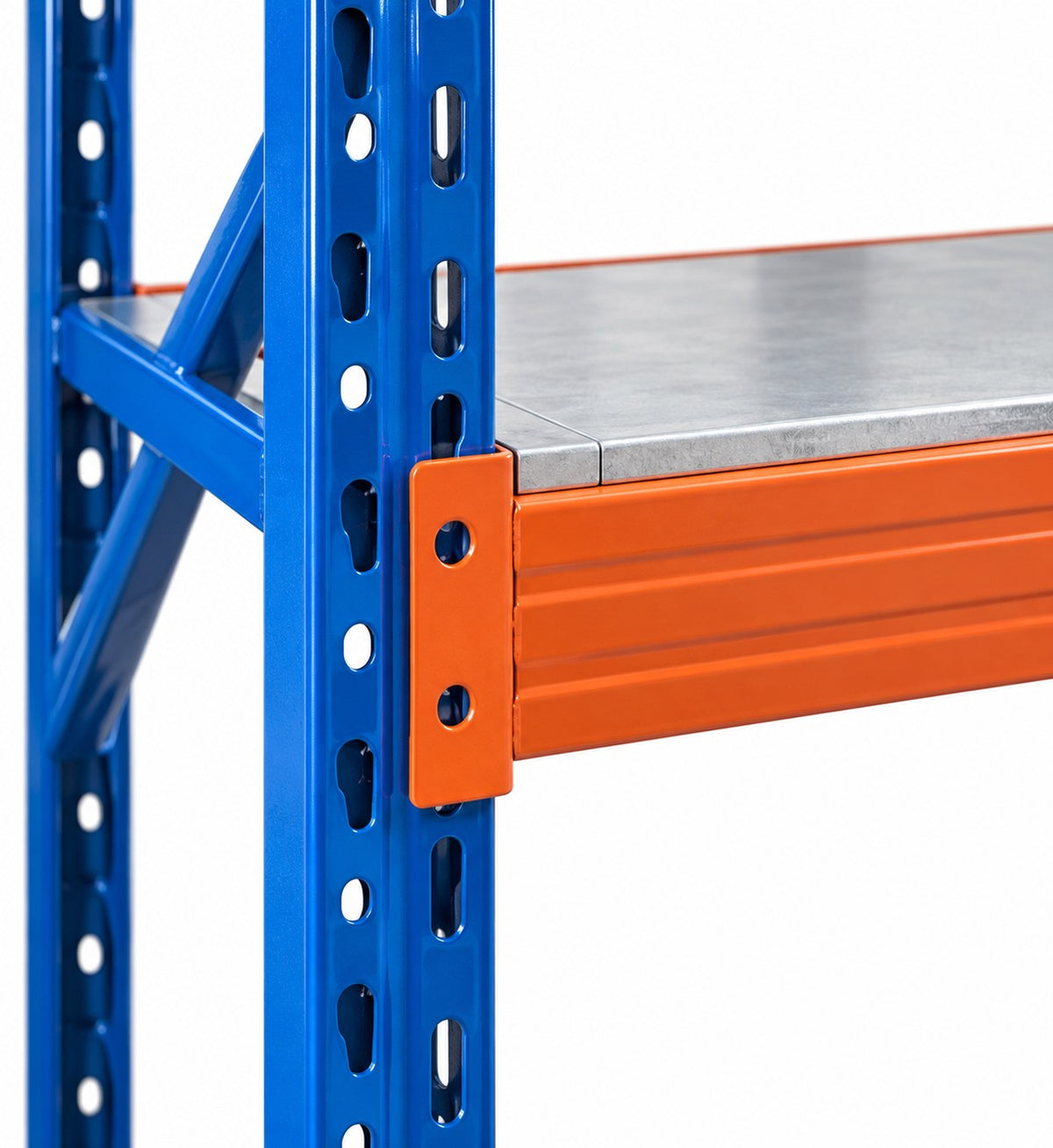 Detalle del encastre: parante azul perforado, larguero naranja y estante galvanizado