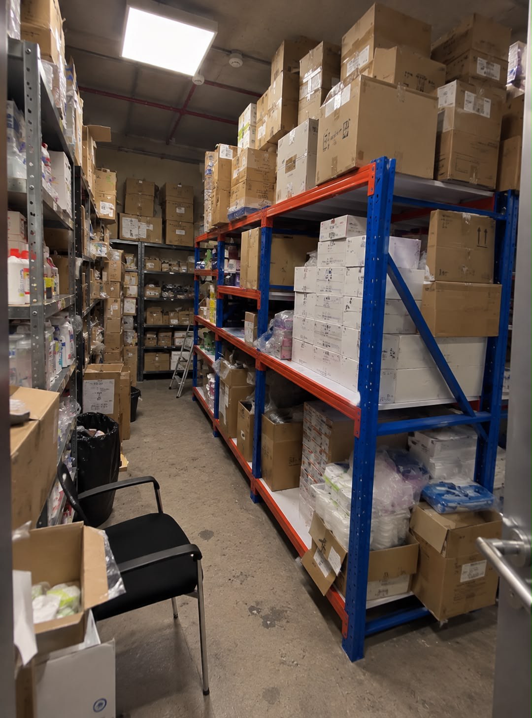 Depósito con estanterías metálicas cargadas de cajas